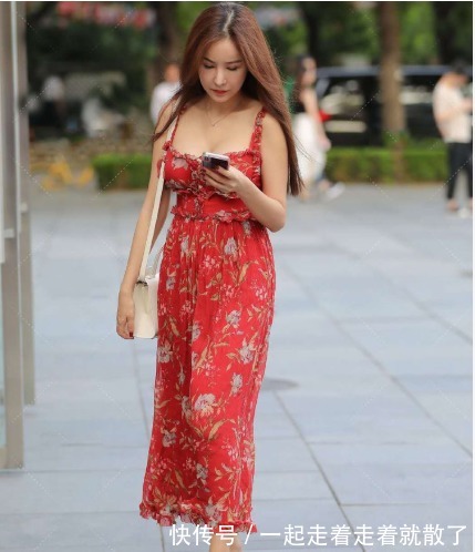 挎包|红色碎花裙搭配白色挎包,甜美可人,尽显小女生气质