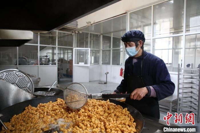 甜香味|浙江宁波：古法麻花“搓”出浓浓年味儿