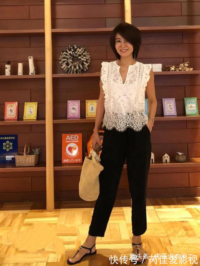 日本主妇 这位日本主妇50岁,适龄穿搭简约又大方,堪称行走的时尚教科书
