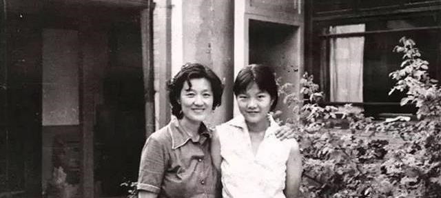 出身$她出身名门,祖母是上海滩交际花,母亲是一代名媛,前夫更厉害