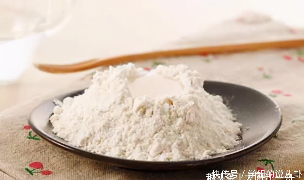 标准|面粉不是越白越好!超市员工:先看袋子标准号,就能买到好面粉