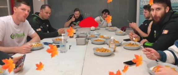 鸡蛋饼|熟悉的味道!周琦为凤凰全队摊鸡蛋灌饼,澳洲队友称赞:中国大厨