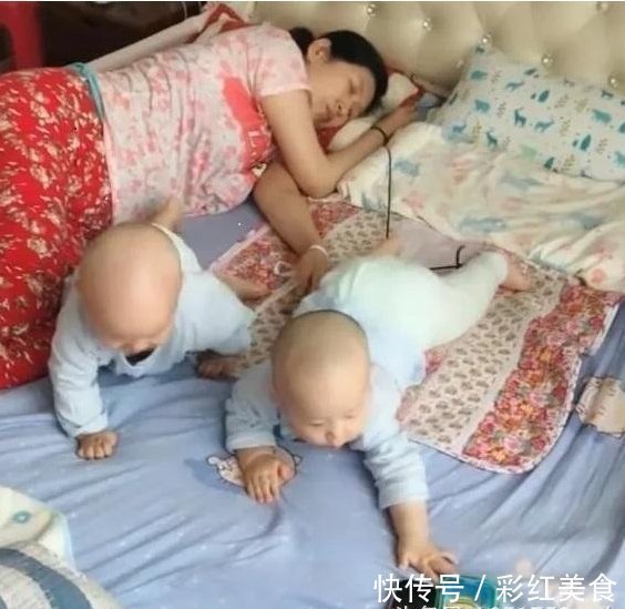 妈妈|妈妈困坏了想睡觉,担心双胞胎乱爬,于是想了个妙招,真有才