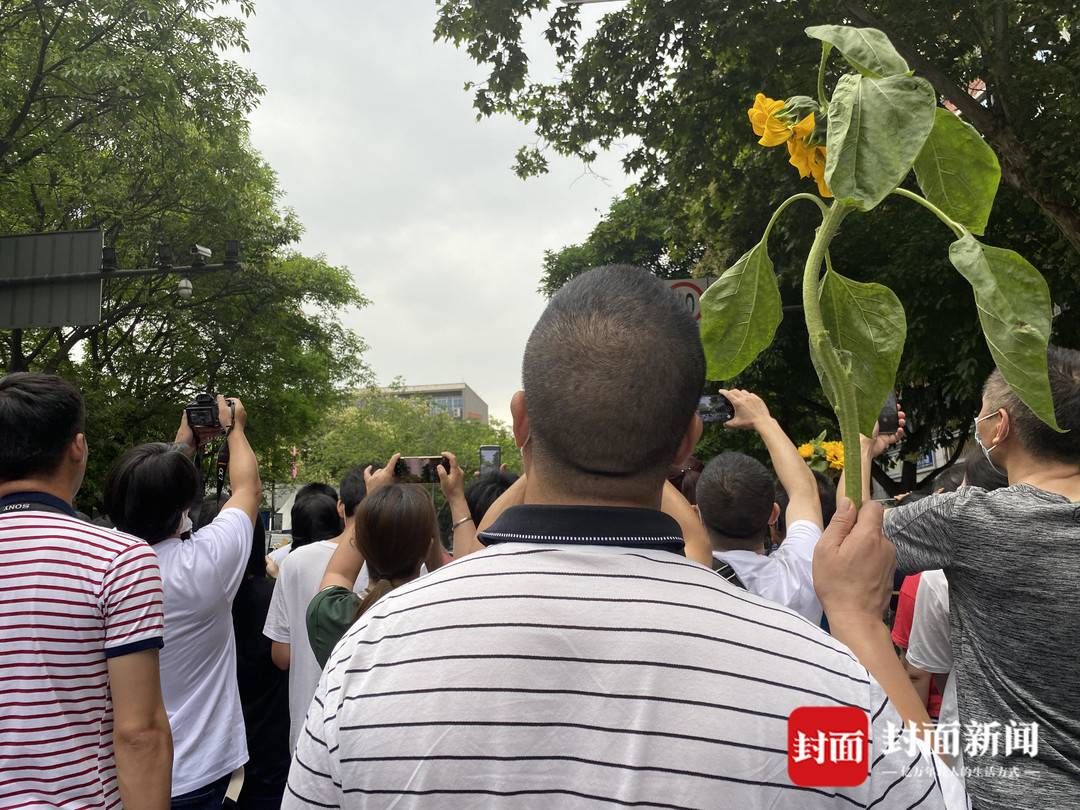 成都七中|姐妹团考点外拉横幅 庆祝考生高考结束｜图集