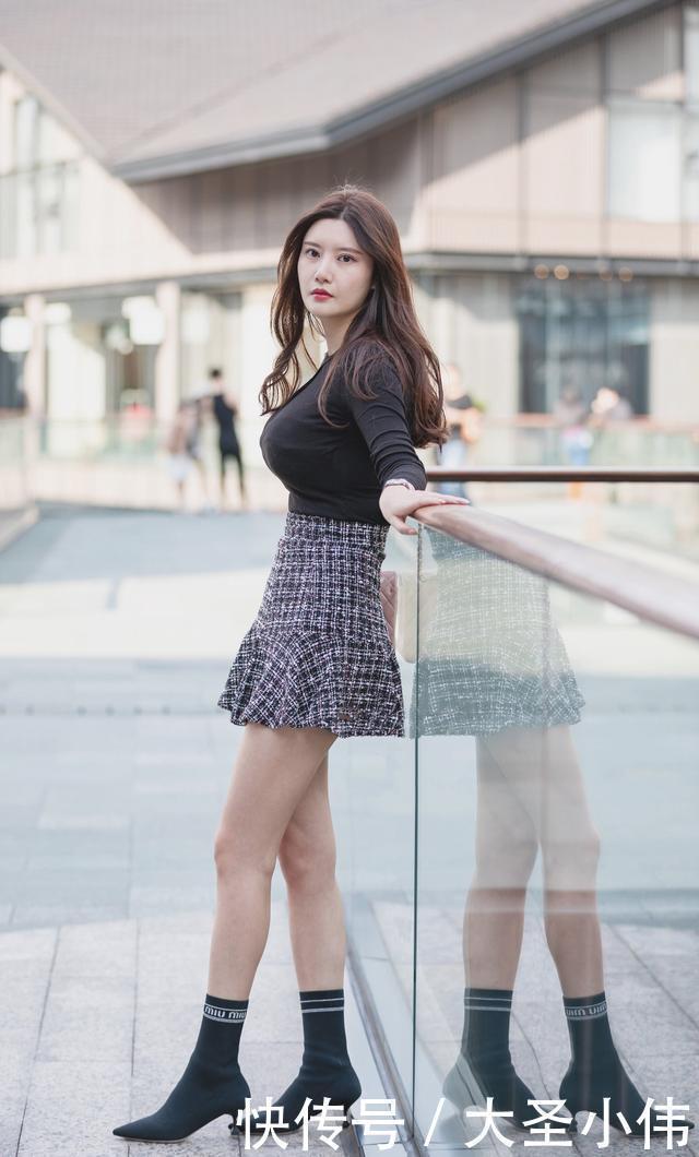 美女街拍黑色的长袖T恤，长筒的黑色细跟高跟鞋，性感迷人