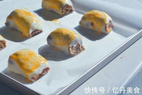 做蛋黄酥不用和面做油酥的懒人方法,一张手抓饼搞定,做法也简单