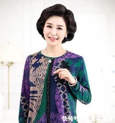 发质|为什么六十岁女人都喜欢短发?发质发量气质变了,短发利落又减龄