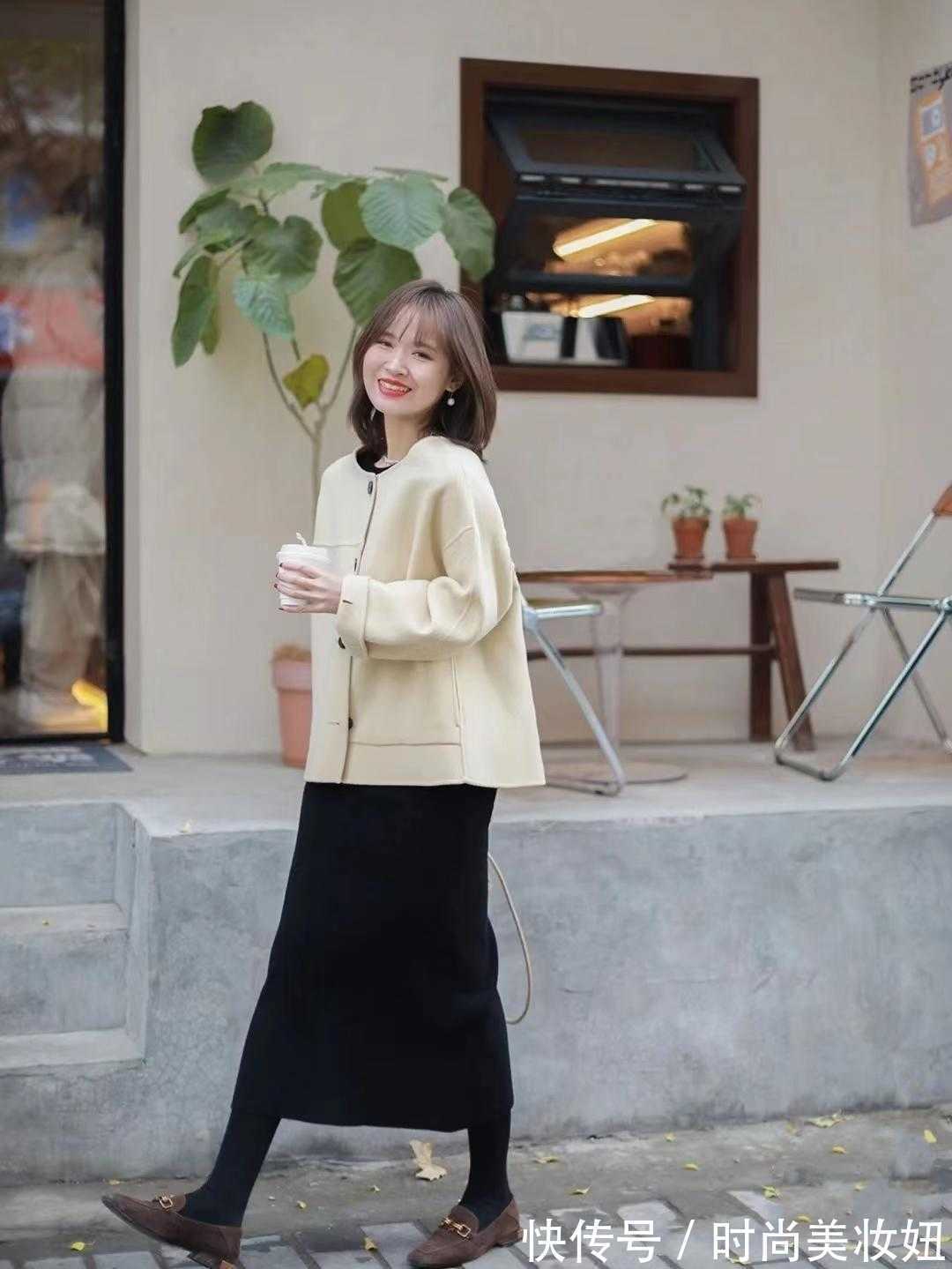 女生们|160的小个子,建议多穿“短外套+半身裙”,显高又提升气质