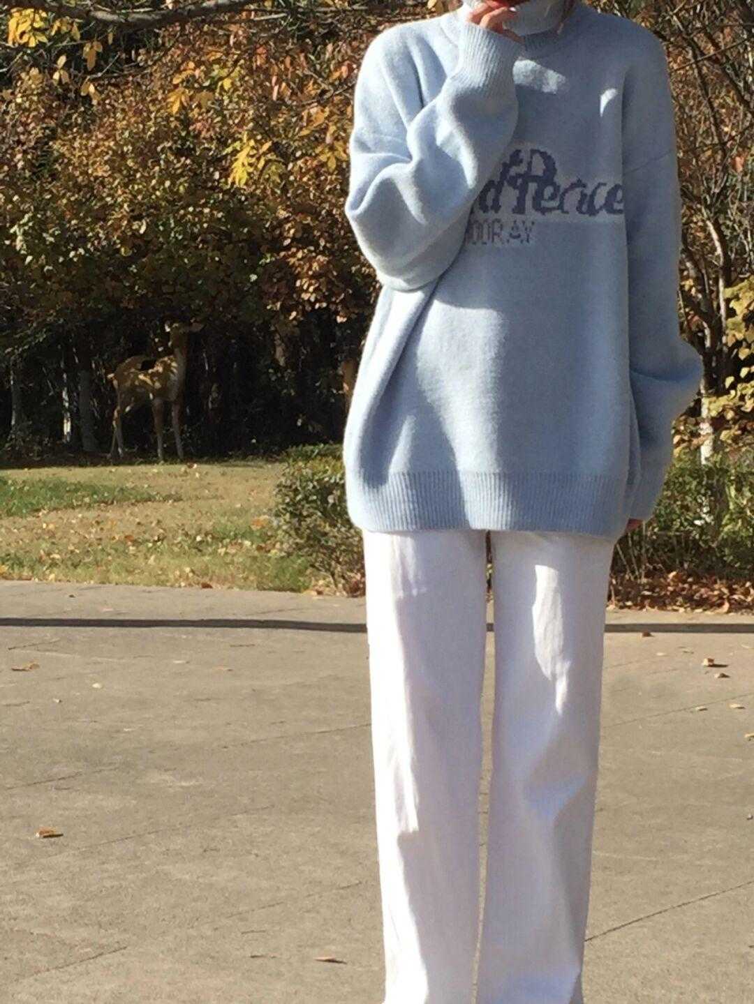 天蓝色 冬天室内穿搭千万别错过“蓝毛衣+白裤”,上身又美又仙,贼好看