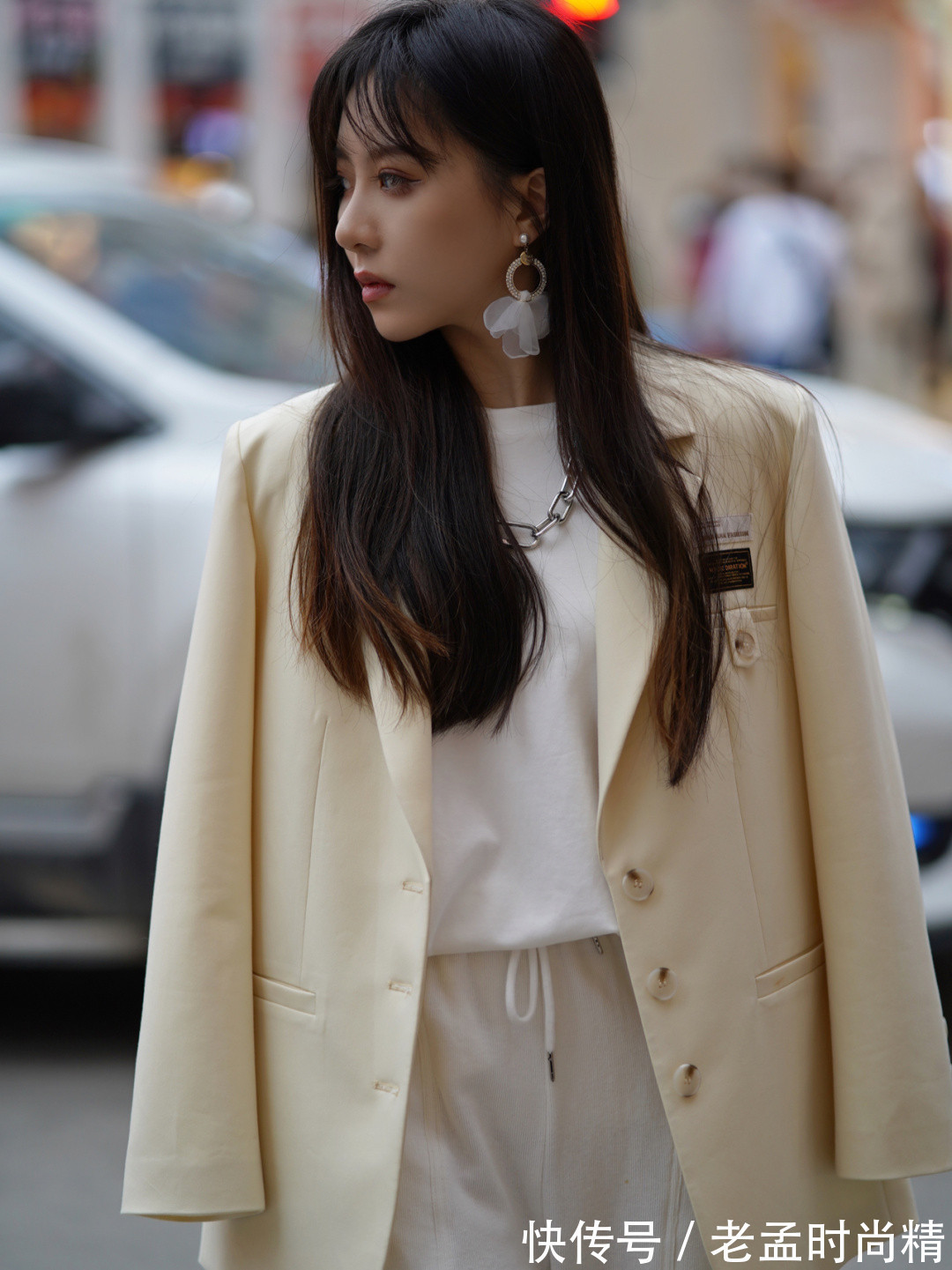 美女|气质美女爱街拍, 白色衣裤配淡黄外套, 光彩照人