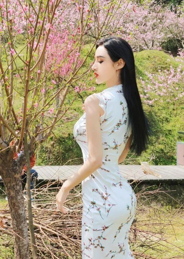 好身材|25岁的车模美女,完美曲线轻松驾驭旗袍,运动健身成就好身材,令人羡慕