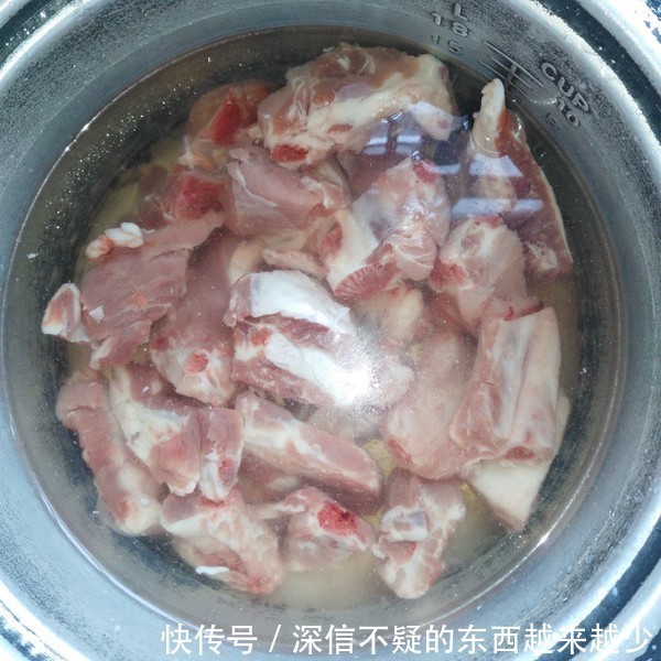 做糖醋排骨，先放醋还是先放糖多数人不注意，难怪口感差还发黑