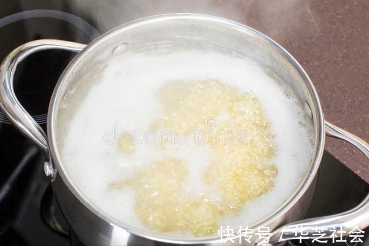 食用油|熬小米粥,只会用水煮就错了,多做2个步骤,米粥香浓,米油多