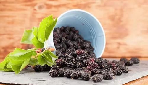 热水泡脚|肾不好的人,睡觉时有4种表现,若一个不占,恭喜身体还不错