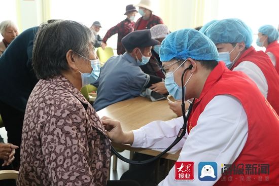 志愿者们|老人不动专家动！岚山区人民医院全力为老年人健康护航！
