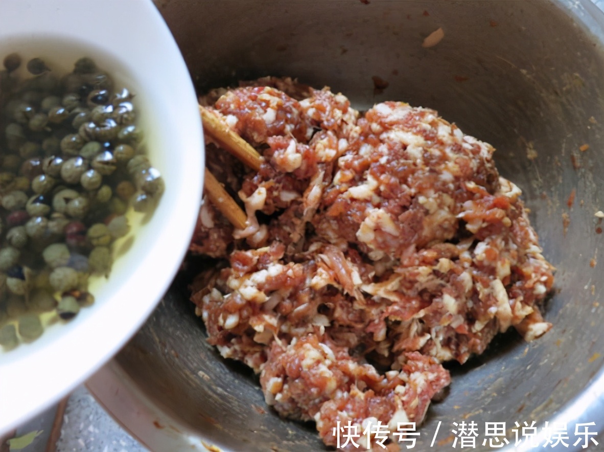 拌饺子馅，先调味还是后调味做对了，饺子鲜嫩多汁，入味还不腥
