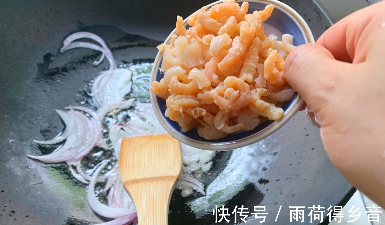 海鲜搭配粉丝一起烹饪，味道太赞了，大人孩子都说好吃！