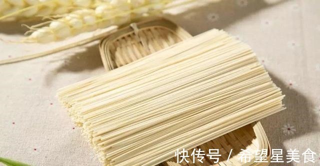 为什么商贩卖的湿面条不会粘在一起答案来了，或许和你想的不同！