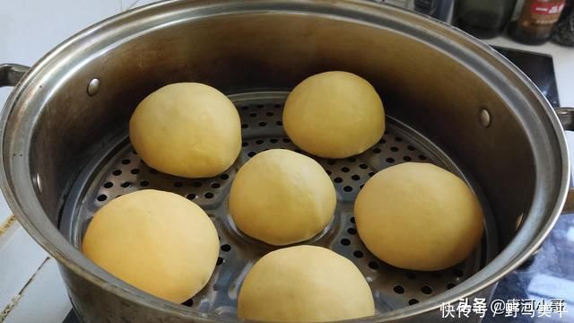 玉米面最好吃做法,开水锅里一倒,瞬间变美味,全家老小都爱吃