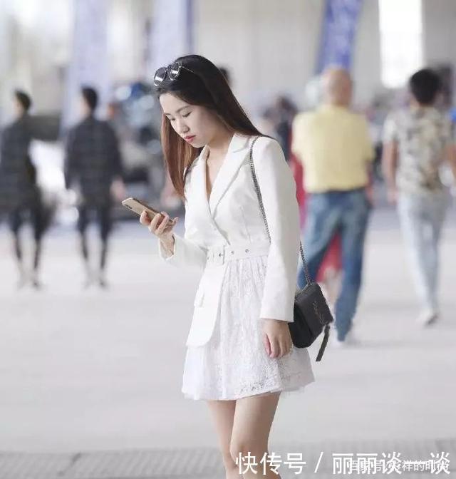 西装|街拍半身西装半身裙,美女这件衣服有点独特!让人移不开眼