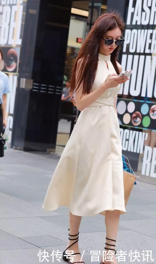 街拍小姐姐纯白色连衣裙,无袖带领的设计凸显出高贵气质