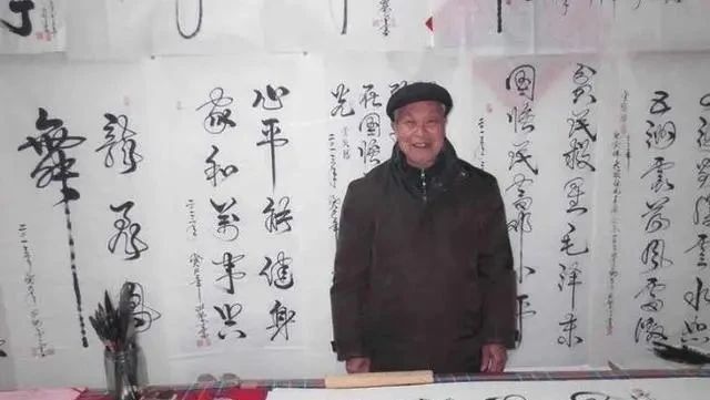 书坛$72岁老人的“一笔字”惊艳了整个书坛,自成一体,独步书坛