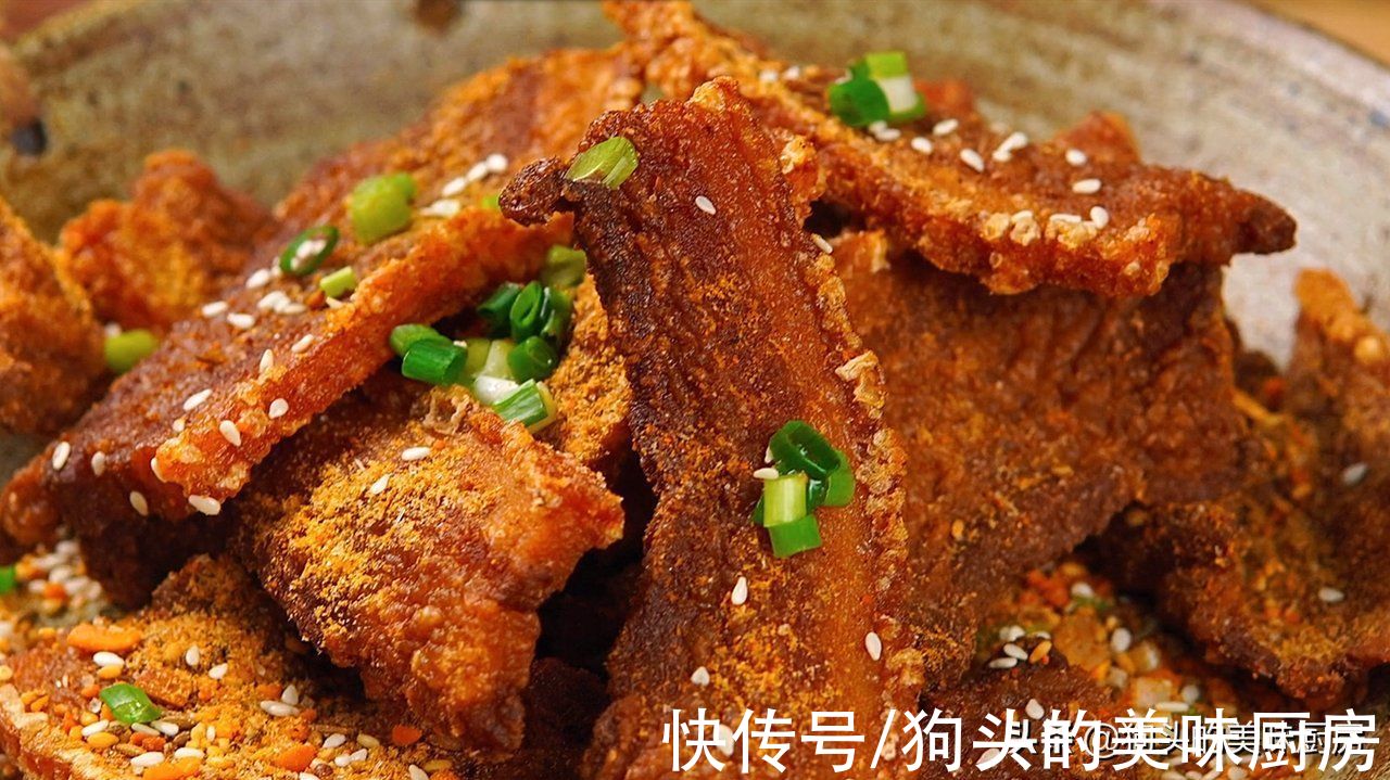 没有烤箱也能做的香酥五花肉，咬一口酥得掉渣，麻辣好吃不油腻