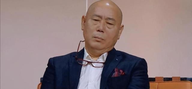 男性|调侃金晨、为金莎尴尬,张绍刚有色镜后,是大多数男性的“偏见”