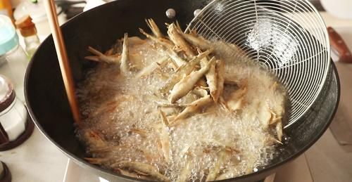 干炸|想吃“干炸小白条”别出去买了,大厨教你在家做,焦香酥脆吃过瘾