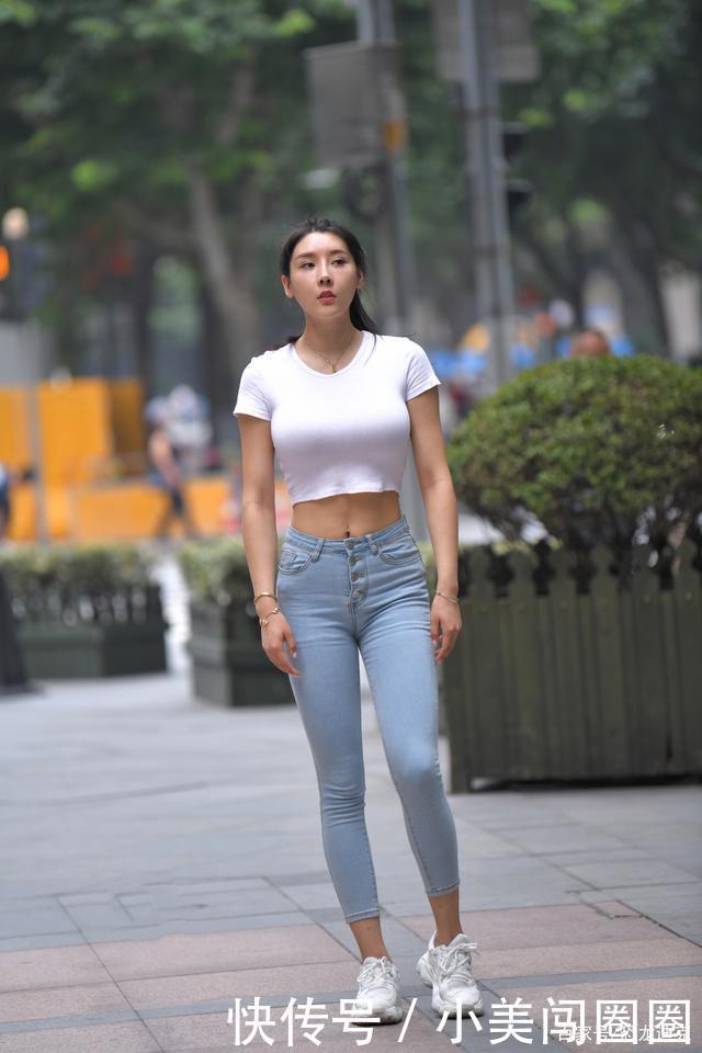 白T恤加牛仔裤,简单的穿搭却有惊艳的美