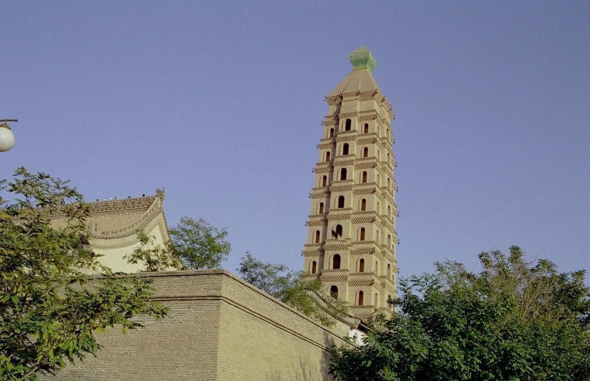 承天寺|繁茂的绿林中，几十米高的古塔突兀立起承天寺塔 梵音古刹钟声远