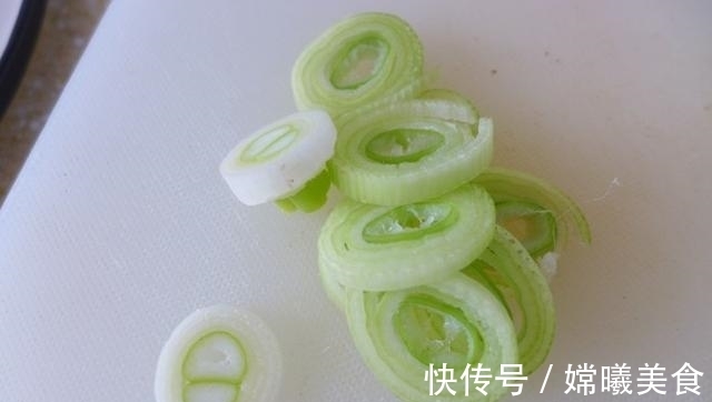 好吃|豆腐加这菜清香无比，再来点肉，好吃到上桌秒光！只长劲不长胖