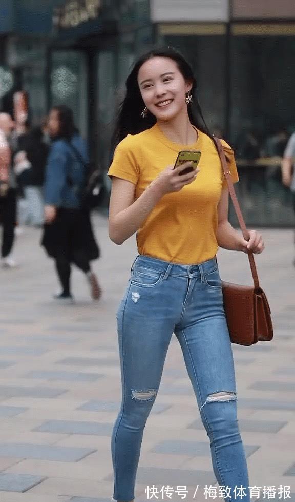 姜黄色 黄色T恤搭配紧身牛仔裤,甜美可爱少女感满满,笑容太迷人了!