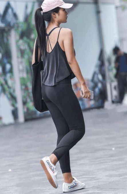 二合一 这个女人也太辣了!肚兜搭配瑜伽裤, 运动风休闲风二合一!