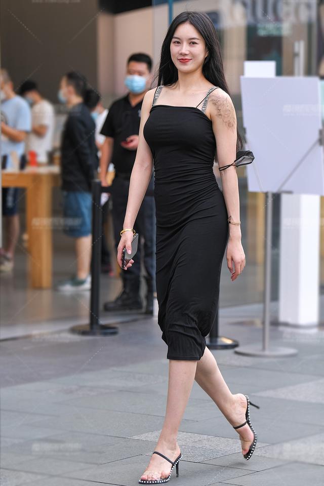 小姐姐|时尚清新的黑色吊带裙,过膝的款式穿出显瘦的美,优雅美丽又大方