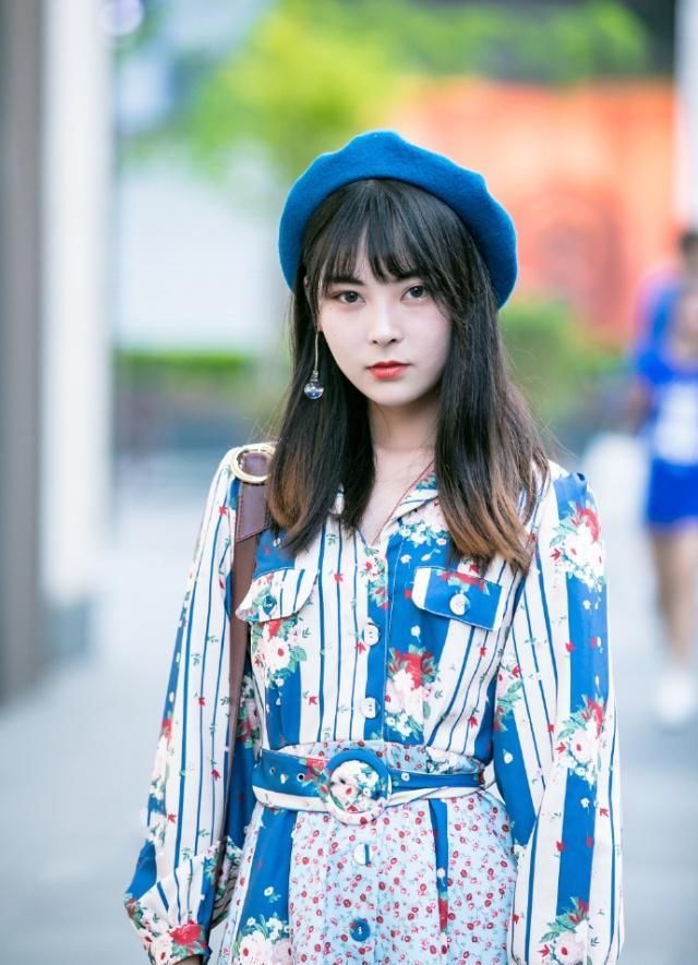 街拍:蓝色贝雷帽搭配收腰裙子,小姐姐十分的温柔,美丽大方