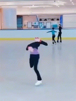 |搞笑GIF:女汉子真是不简单啊,还以为妹子要坐上去呢