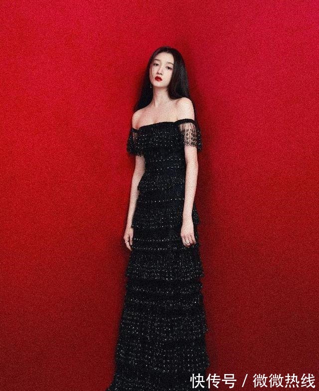 满身|关晓彤才是真正的“漫画腿”，穿抹胸黑色蛋糕裙，尽显超模范十足！