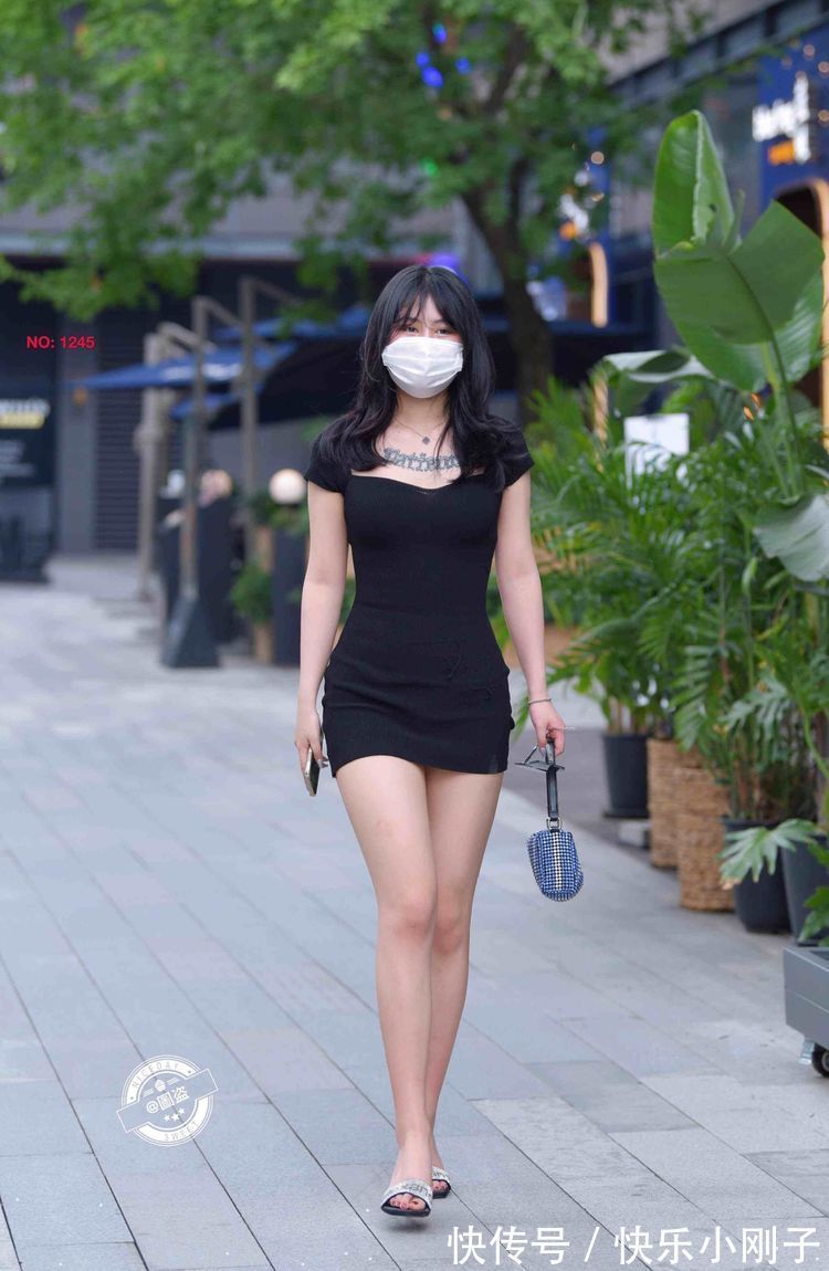 美女 柳腰花态的连衣裙美女,让着装造型远离廉价感,时尚优雅