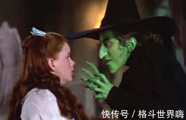 化妆品|英国女子使用过期化妆品,皮肤变绿吓哭自己,朋友笑称她是魔法师!