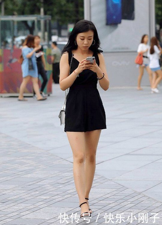 丰厚本人|黑色修身吊带连衣裙,显黑酷潮流风