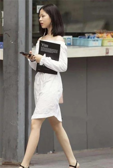 街拍：美女齐肩短发穿衬衫裙，气质温文尔雅，楚楚动人
