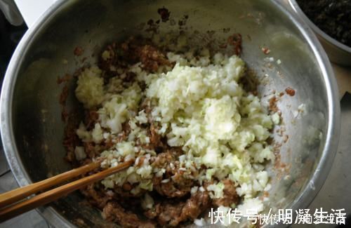 调白菜馅，切碎直接拌馅是大错！多做2步，入味不出水，鲜嫩多汁