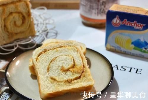 松软的面包体与丰富馅心让人欲罢不能，而且做法超简单，新手快学