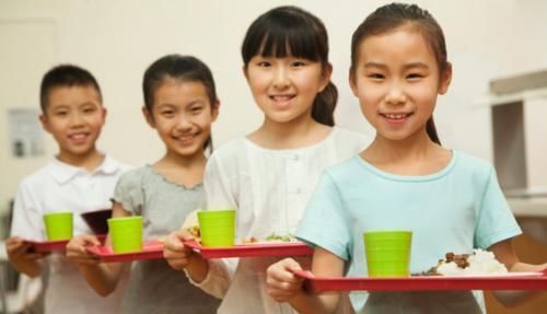 牛奶|天天喝牛奶就能长高吗?家长别被误导了,有些真相很“残酷”