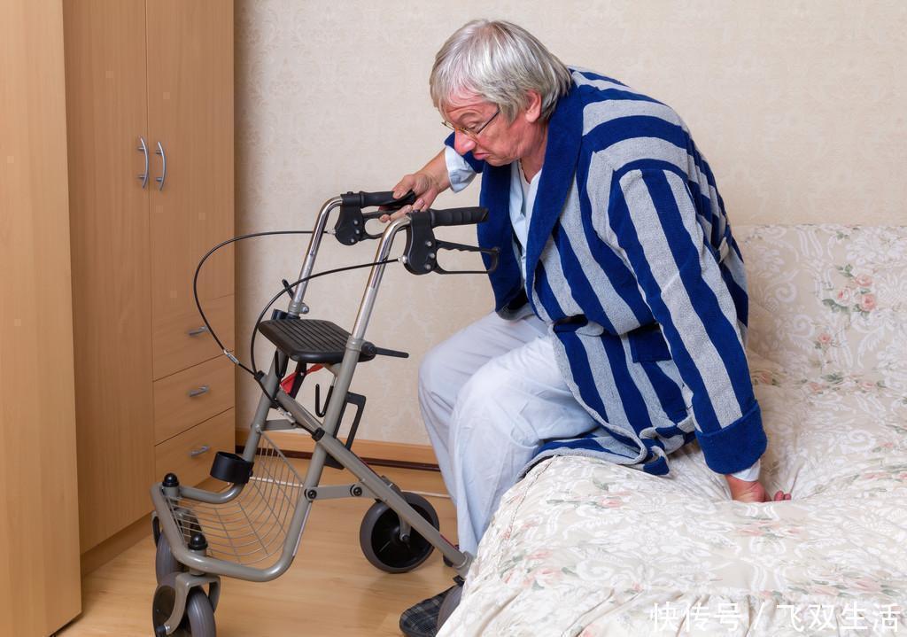 老人|老人早上醒来,第一件事不是排便,也不是喝水,越早知道越好