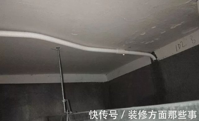 水管|卫生间吊顶,我偏不用铝扣板直接裸露,师傅一抬头:果然是行家