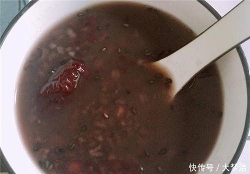 它是“穷人的燕窝”，坚持每周食一碗，皮肤水嫩发光，面膜钱省了