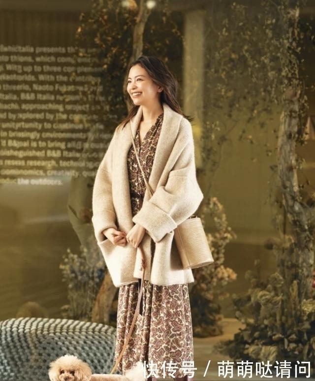 完美|日本女性真爱美,哪怕天冷依旧穿裙装,完美诠释秋季浪漫