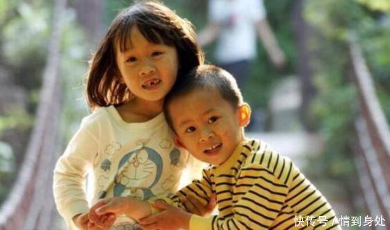 父母|打弟弟要趁早8岁姐姐打哭3岁弟弟,爸妈看热闹她比我会教育